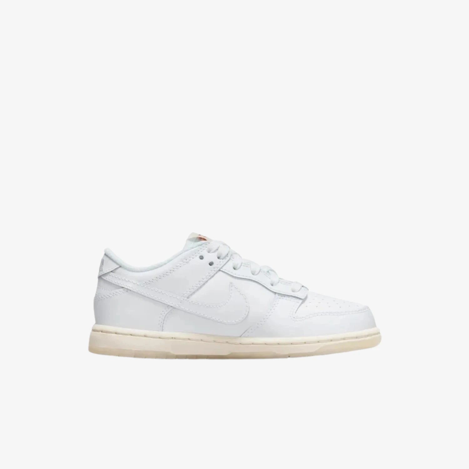 Pantofi albi Nike Dunk Low SE Rainbow Lace Swoosh cu design minimalist și talpă crem