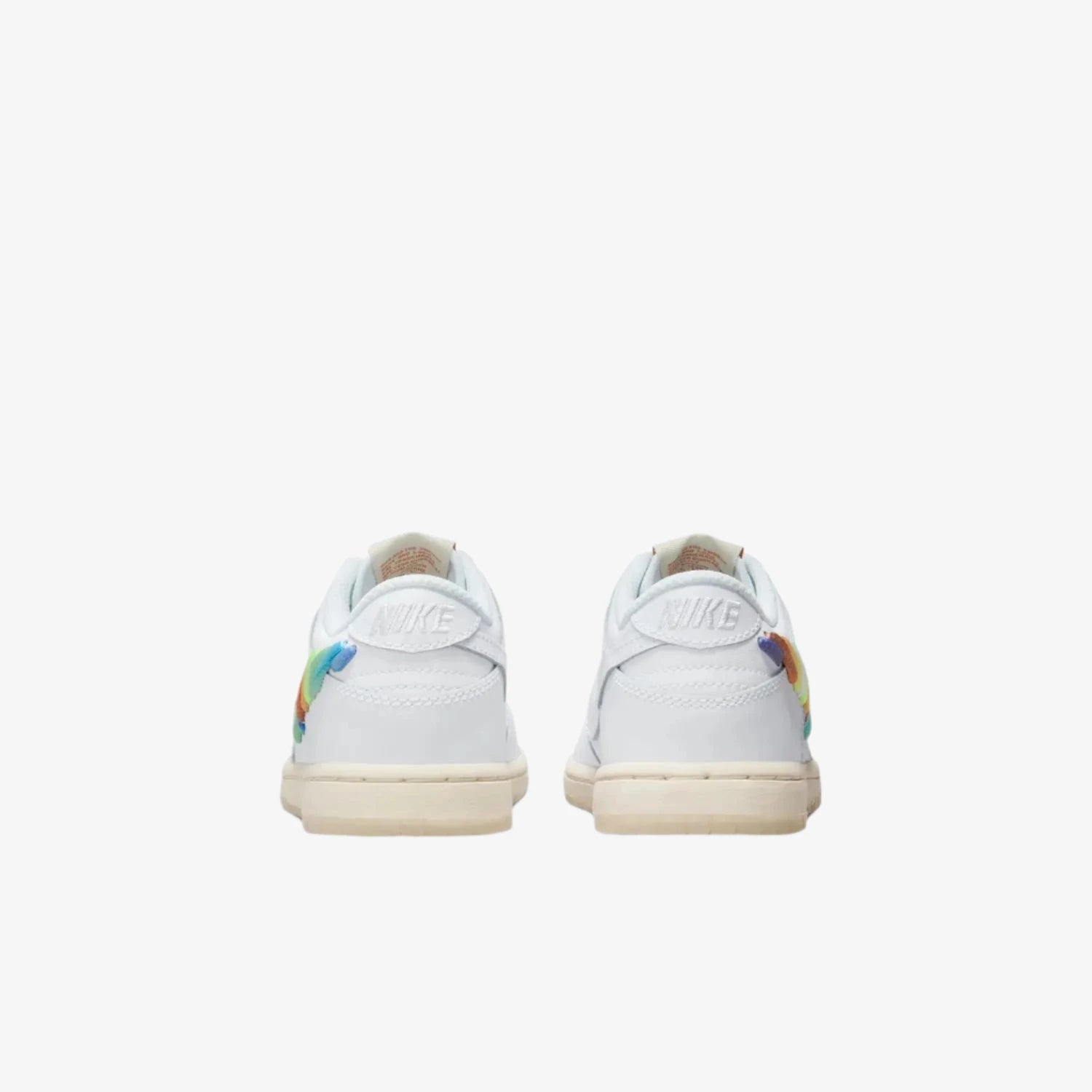 Adidași Nike Dunk Low SE Rainbow Lace Swoosh albi văzuți din spate cu logo Nike pe toc