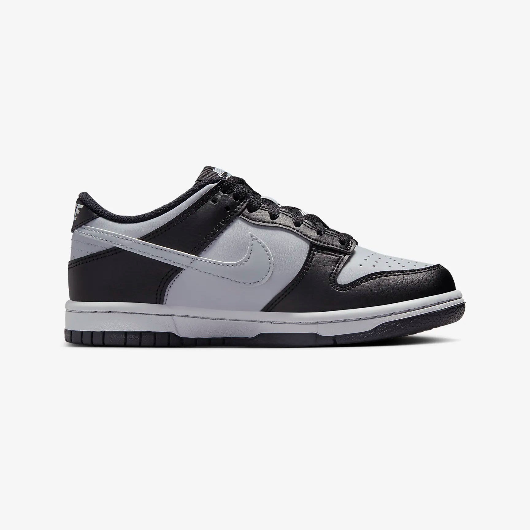 Pantofi sport Nike Dunk Low Wolf Grey Black cu design clasic și cusături detaliate pentru stil urban