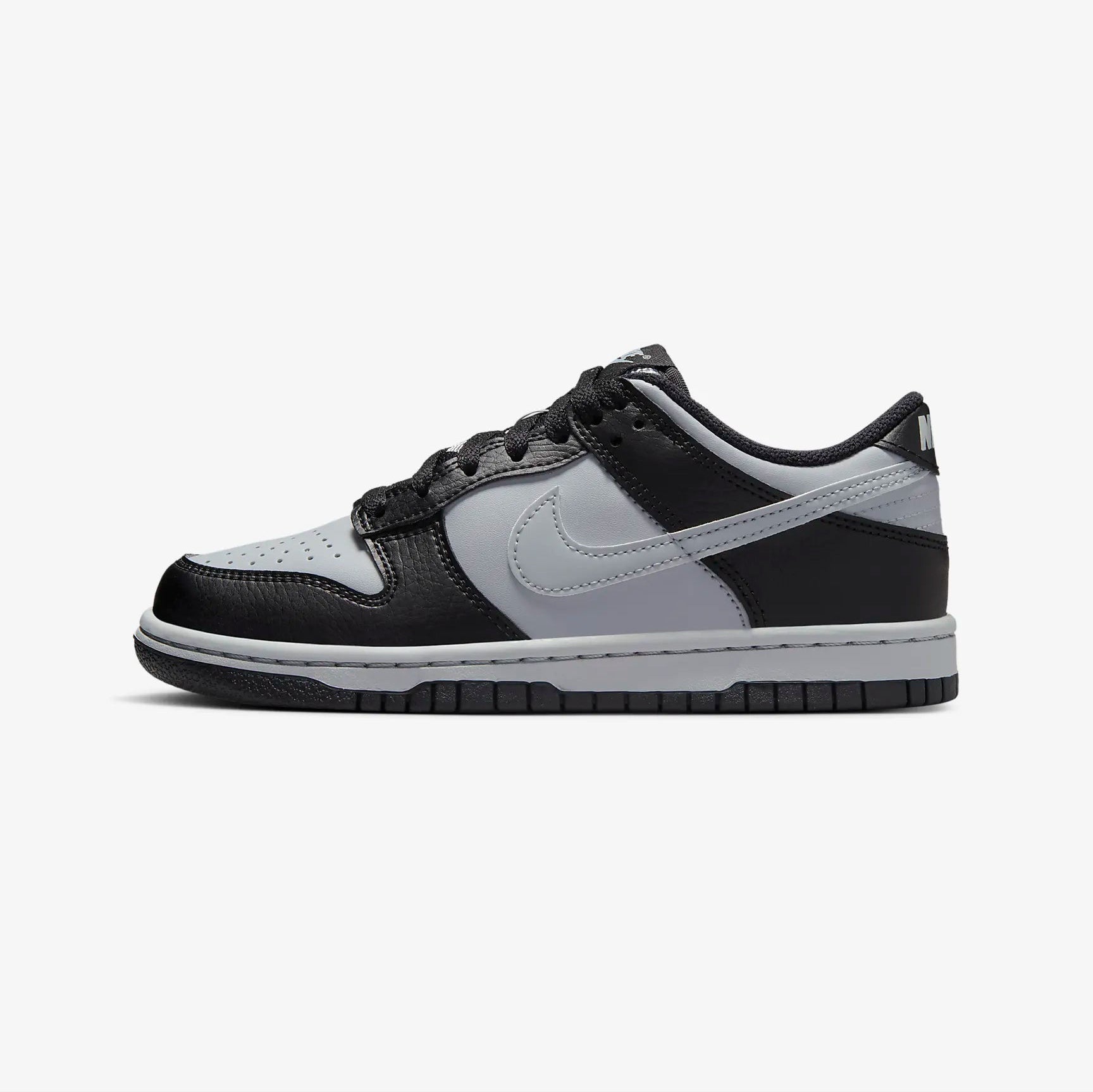 Pantofi sport Nike Dunk Low Wolf Grey Black cu design bicolor și talpă joasă pentru confort și stil urban