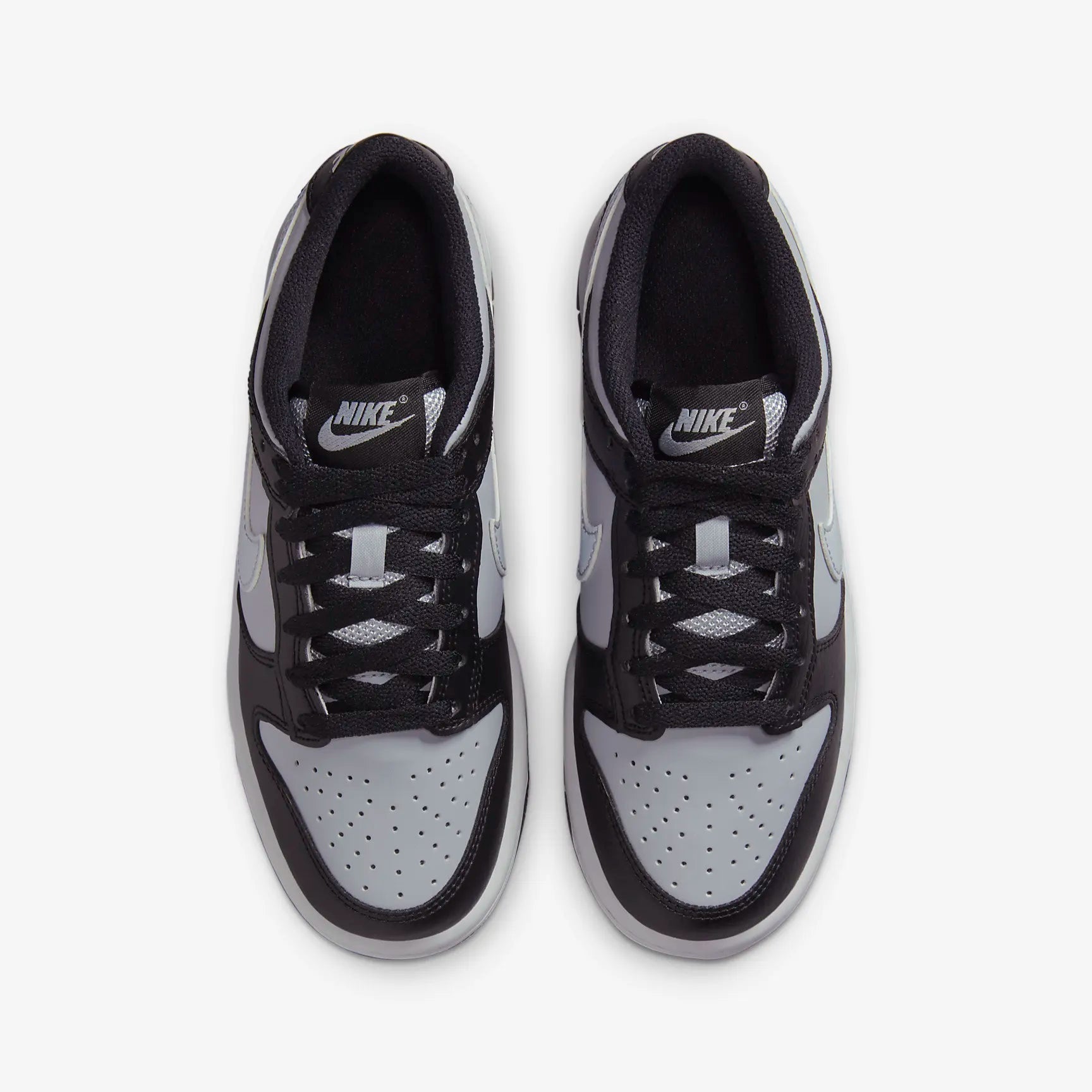 Pantofi sport Nike Dunk Low Wolf Grey Black văzuți de sus, design gri și negru cu șireturi negre