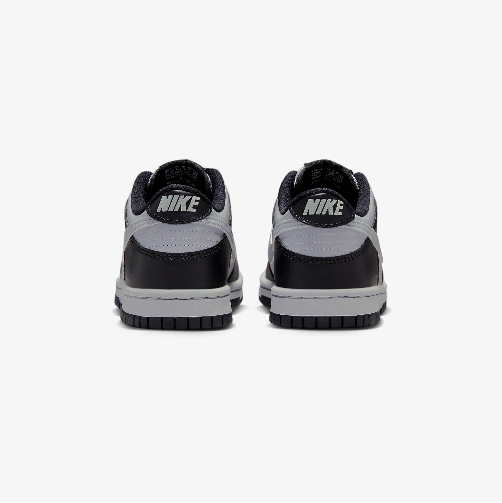 Pantofi Nike Dunk Low Wolf Grey Black văzuți din spate cu detalii alb-negru și logo Nike pe călcâi