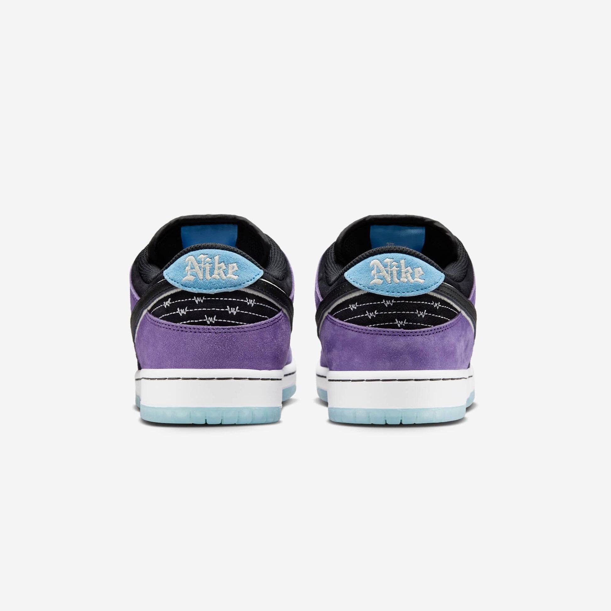 Pantofi sport Nike Dunk SB x Hayley Wilson Black and Court Purple văzuți din spate cu detalii violet și albastru deschis