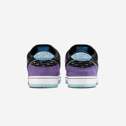 Pantofi sport Nike Dunk SB x Hayley Wilson Black and Court Purple văzuți din spate cu detalii violet și albastru deschis