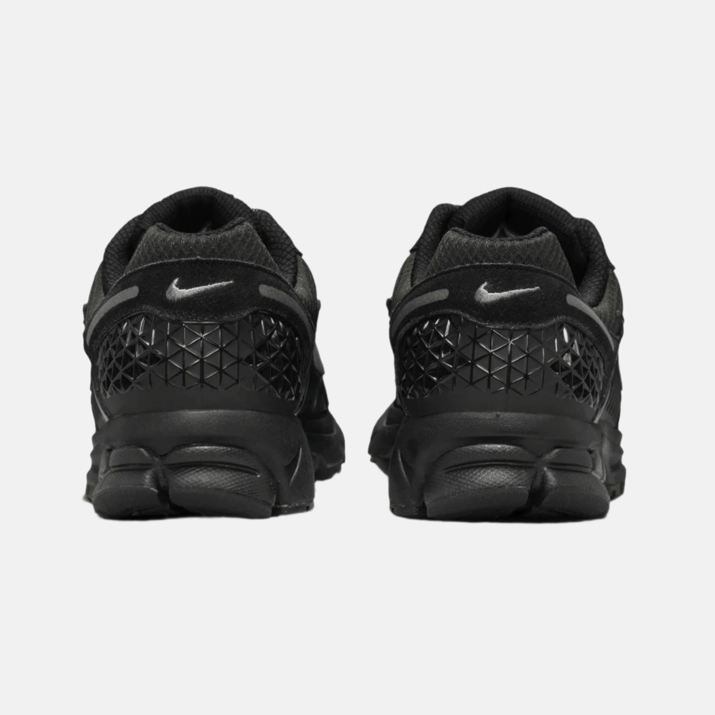 Pantofi sport Nike Zoom Vomero 5 Black Kaki văzuți din spate cu design negru și detalii kaki