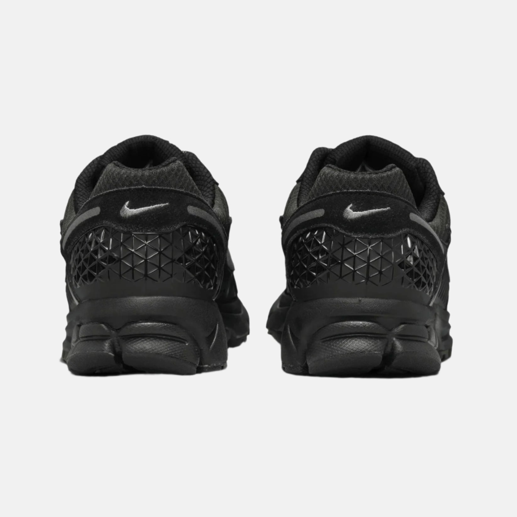 Pantofi sport Nike Zoom Vomero 5 Black Kaki văzuți din spate cu design negru și detalii kaki