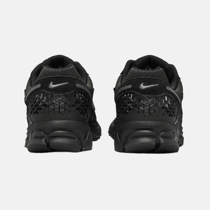 Pantofi sport Nike Zoom Vomero 5 Black Kaki văzuți din spate cu design negru și detalii kaki