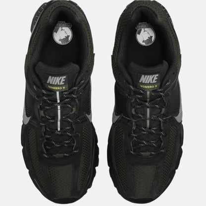 Pantofi sport Nike Zoom Vomero 5 Black Kaki văzuți de sus pentru alergare și antrenament