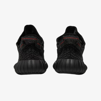Vedere din spate a pantofilor sport Yeezy Boost 350 “Pirate Black” în culoare neagră cu detalii roșii