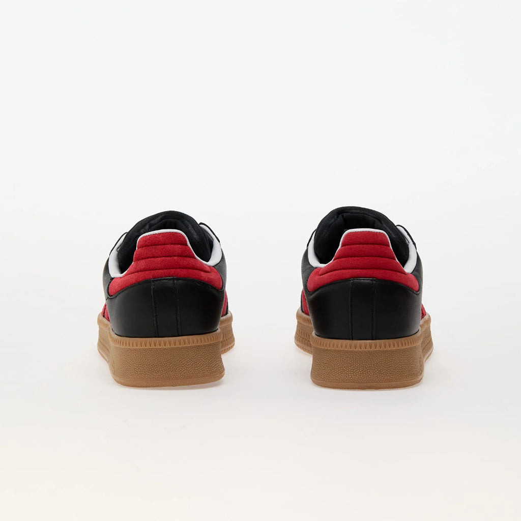 Pantofi Adidas Samba XLG Core Black Better Scarlet văzuți din spate cu talpă maro și detalii roșii și negre