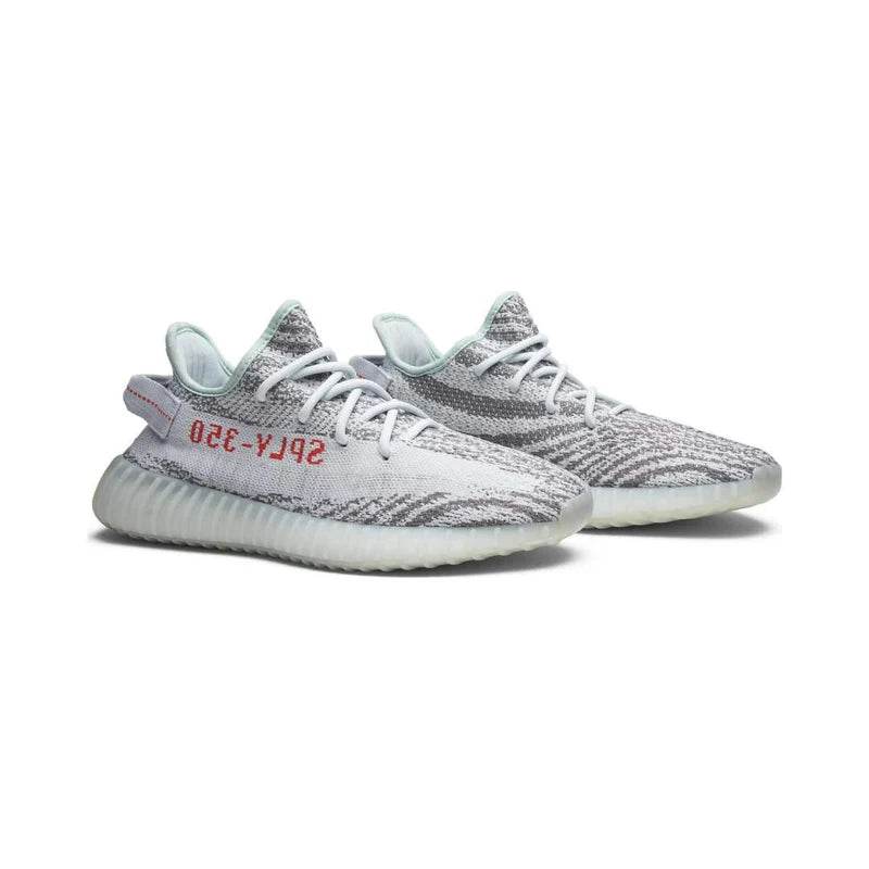 Pantofi sport Yeezy Boost 350 V2 Blue Tint gri cu detalii albastre și text roșu
