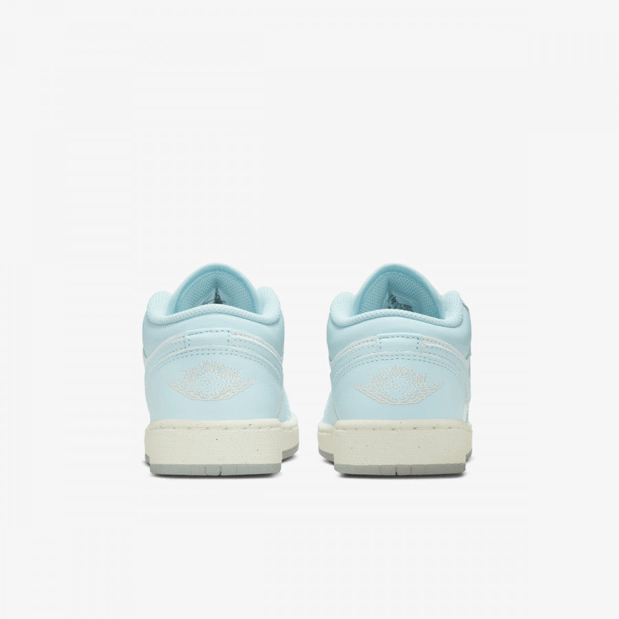 Pantofi Jordan 1 Low Glacier Blue Sea Glass Summit White Guava Ice văzuți din spate cu design elegant și talpă crem
