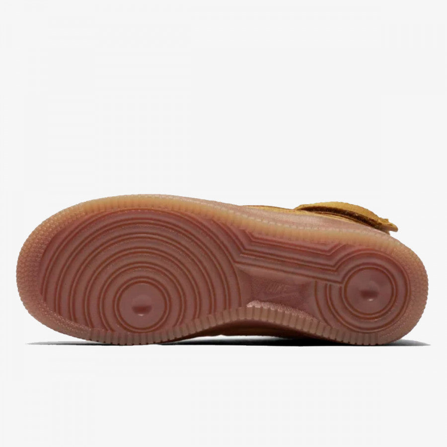 Talpa încălțămintei Nike Air Force 1 High LV8 Brown Suede în nuanțe maro pe fundal alb