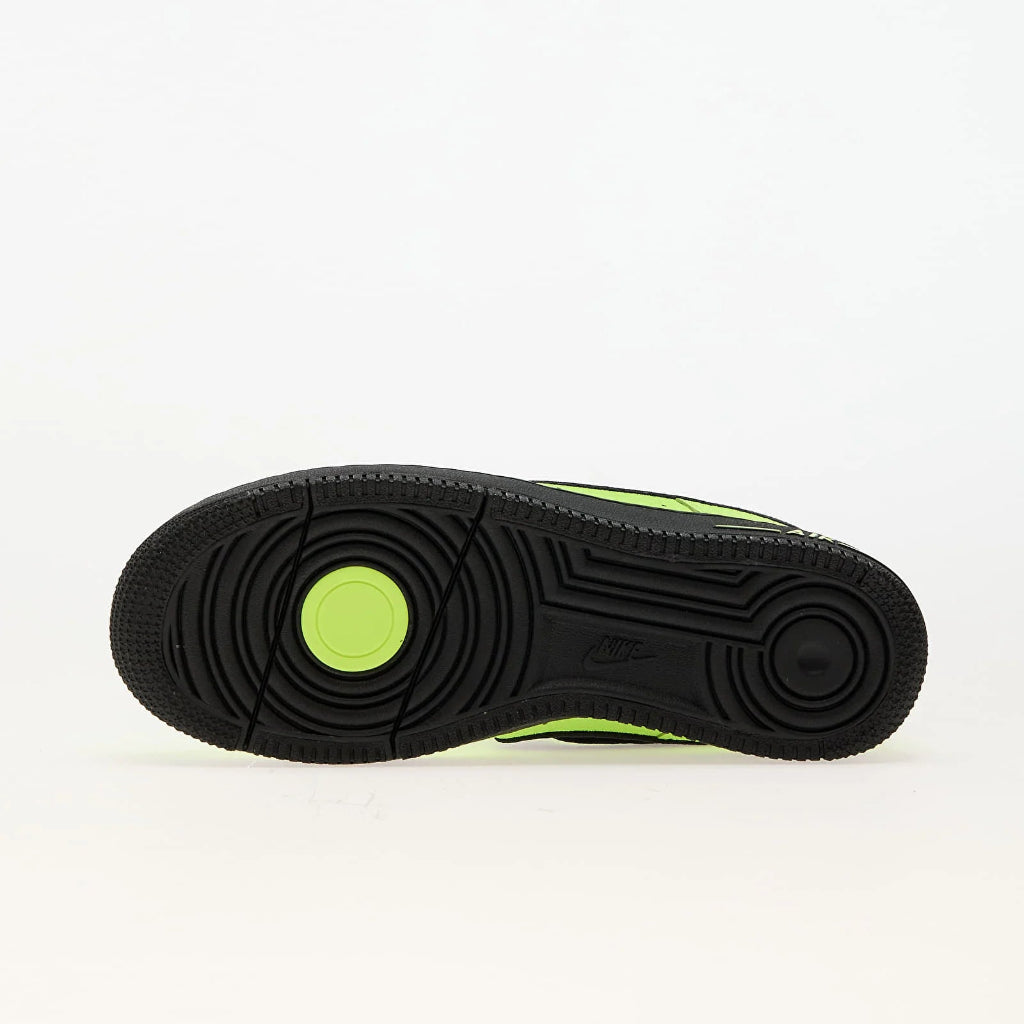 Talpa neagră cu detalii verzi a pantofilor Nike Air Force 1 Low Dance Volt