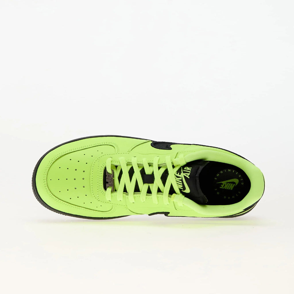 Pantoful sport Nike Air Force 1 Low Dance Volt în nuanță verde neon cu talpă neagră și logo distinctiv