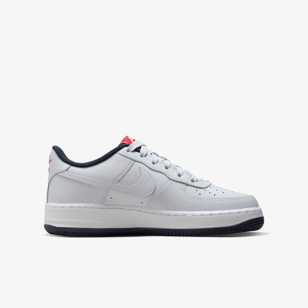 Adidași Nike Air Force 1 Low Grey/Big Red Swoosh cu design clasic și talpă confortabilă