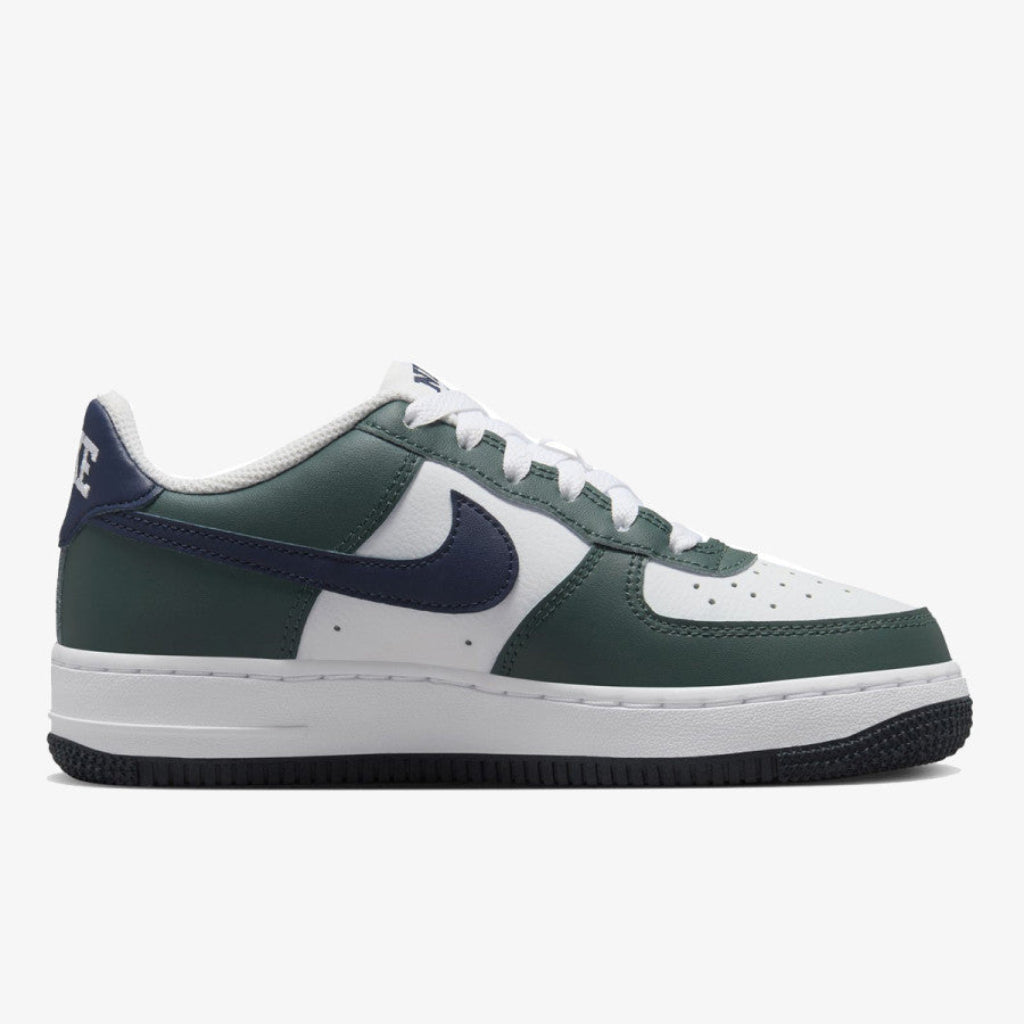 Pantofi Nike Air Force 1 Low MM alb cu verde si detalii bleumarin, design clasic si talpa confortabila
