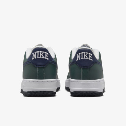 Pantofi sport Nike Air Force 1 Low MM, vedere din spate cu logo alb pe călcâi, parte din colecția Dod Resell