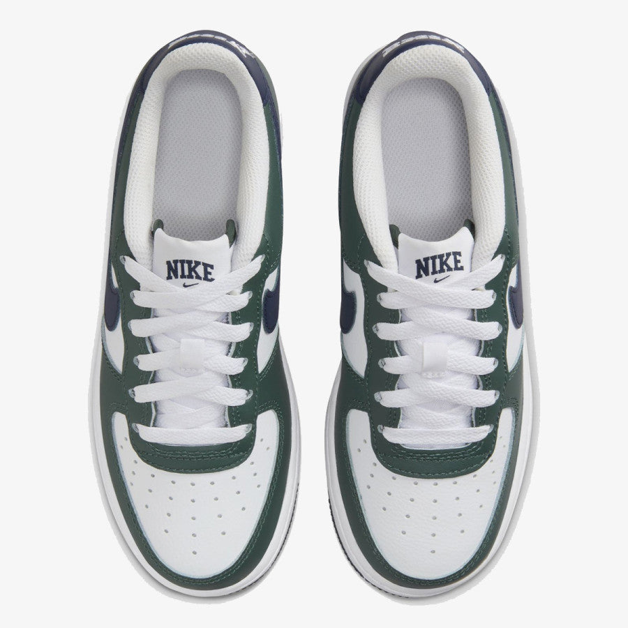 Pantofi sport Nike Air Force 1 Low MM albi cu detalii verzi și logo negru Nike pe limbă