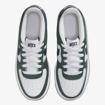 Pantofi sport Nike Air Force 1 Low MM albi cu detalii verzi și logo negru Nike pe limbă
