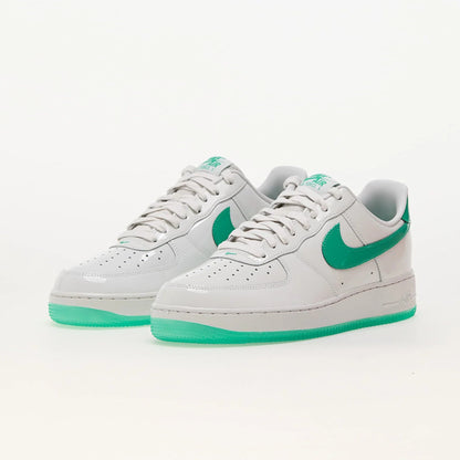 Adidași Nike Air Force 1 Low Platinum Tint Stadium Green cu talpă verde și design clasic Dod Resell