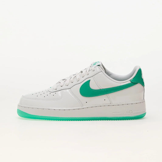 Adidați Nike Air Force 1 Low Platinum Tint Stadium Green cu talpă verde și design alb