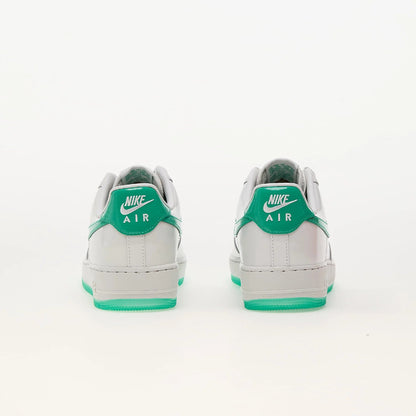Pantofi Nike Air Force 1 Low Platinum Tint Stadium Green văzuți din spate cu detalii verzi și logo alb