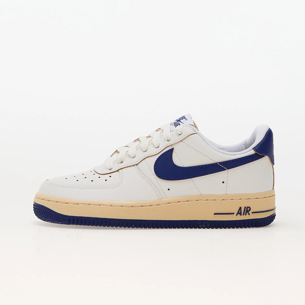 Pantofi sport Nike Air Force 1 Low Sail Deep Royal Blue Pale Vanilla cu design clasic si talpa groasa