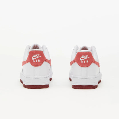 Pantofi sport Nike Air Force 1 Low White Dragon Red văzuți din spate, cu detalii roșii și logo alb Nike Air