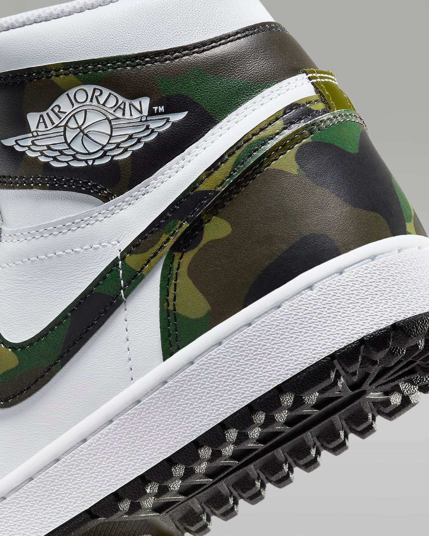 Detaliu lateral al pantofilor Air Jordan 1 High Golf Camo cu model camuflaj verde și alb