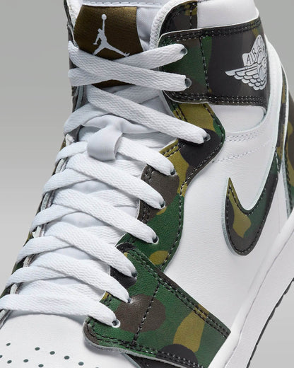 Detaliu în prim plan cu șireturile și designul camuflaj al pantofilor Air Jordan 1 High Golf Camo