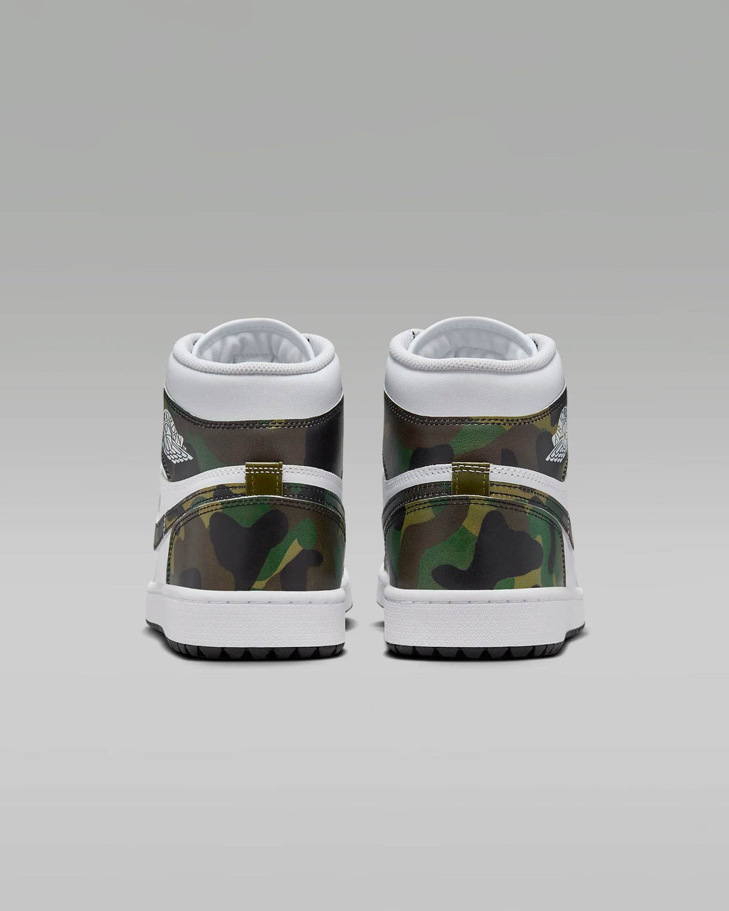 Vedere din spate a pantofilor Air Jordan 1 High Golf Camo cu design camuflaj verde si alb