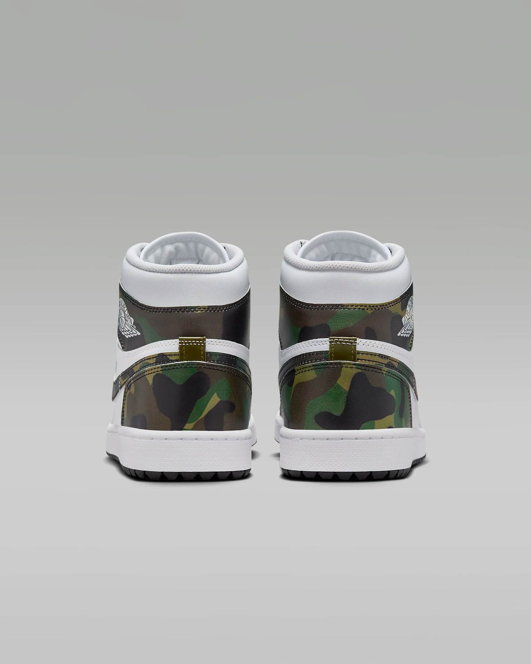 Vedere din spate a pantofilor Air Jordan 1 High Golf Camo cu design camuflaj verde si alb