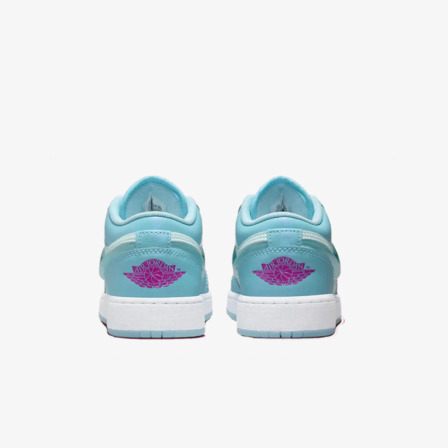 Pantofi sport Air Jordan 1 Low Edge GG albastru deschis cu detalii roz si talpa alba vazuti din spate