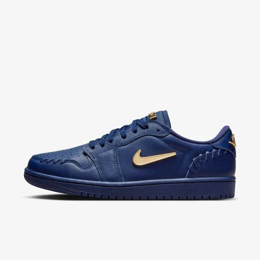 Pantofi sport Air Jordan 1 Low “Method Of Make” albastru închis cu detalii aurii și design modern