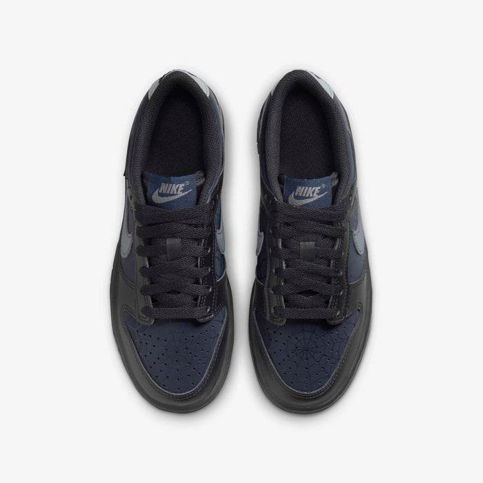 Adidași Nike Dunk Low Black Symbiote pentru bărbați în nuanțe de negru și bleumarin, cu logo Nike pe limbă