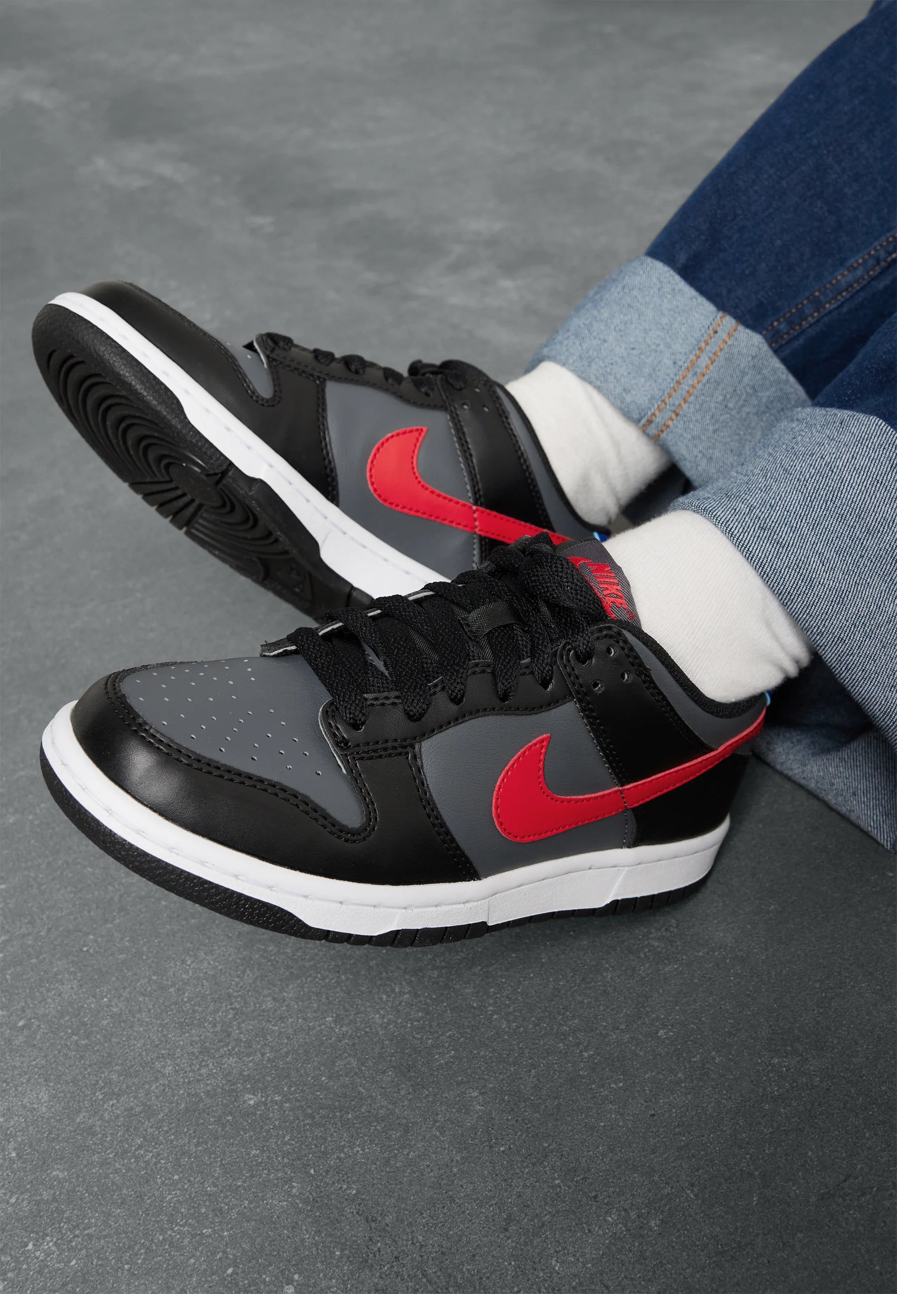 Pantofi sport Nike Dunk Low Black University Red White Racer Blue purtați cu blugi și șosete albe