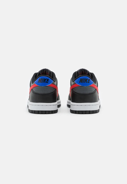 Pantofi sport Nike Dunk Low Black University Red White Racer Blue văzuți din spate cu logo albastru Nike Dod Resell