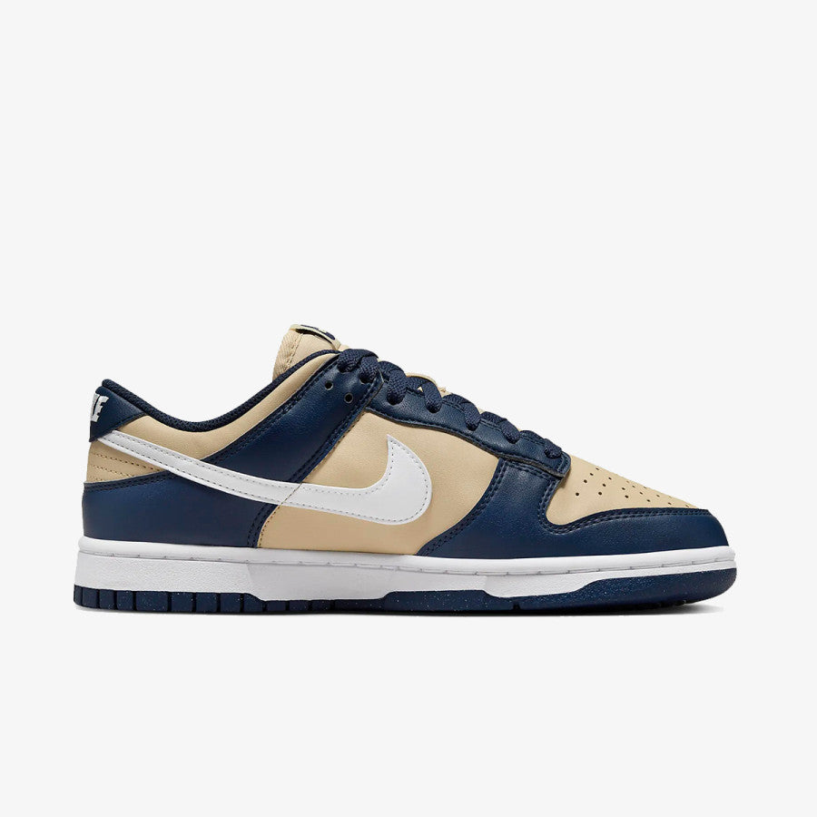 Pantofi sport Nike Dunk Low Next Nature Midnight Navy/Gold cu talpă albă și accente bleumarin și auriu