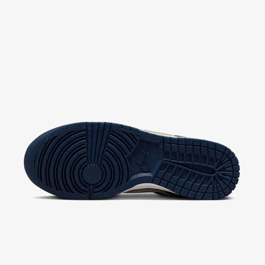 Talpa albastru închis a pantofului Nike Dunk Low Next Nature Midnight Navy/Gold cu design aderent