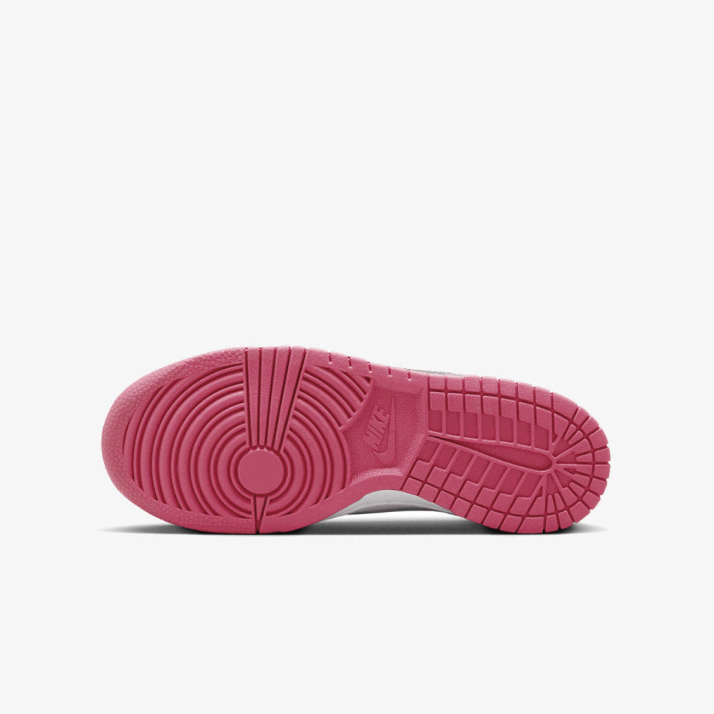 Talpa pantofului Nike Dunk Low Pink/White cu design aderent pentru confort și stabilitate