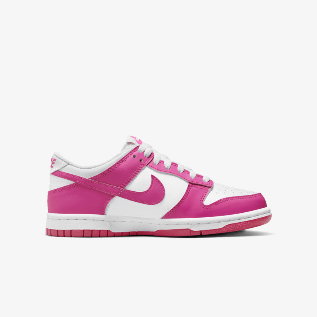 Pantofi Nike Dunk Low Pink White cu design alb și roz pentru stil urban casual