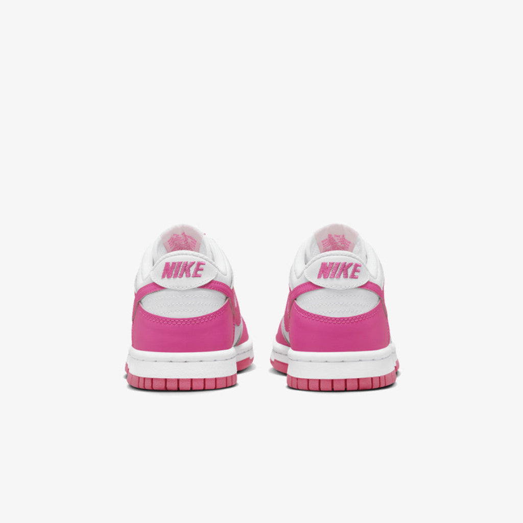 Pantofi sport Nike Dunk Low Pink/White văzuți din spate cu logo roz pe călcâie