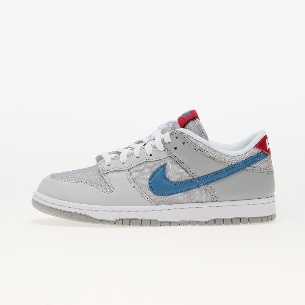 Pantofi Nike Dunk Low QS Metallic Silver Aegean Storm cu detalii albastre și roșii pentru un stil urban modern