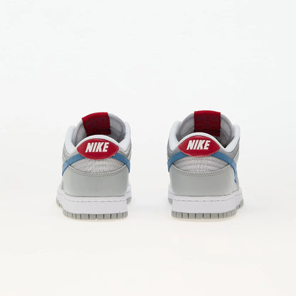 Pantofi sport Nike Dunk Low QS Metallic Silver Aegean Storm văzuți din spate cu detalii albastre și logo roșu Nike