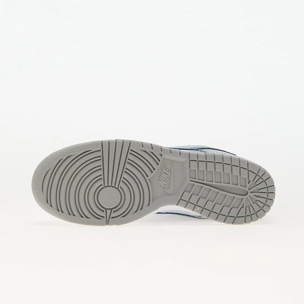 Talpa gri a pantofilor Nike Dunk Low QS Metallic Silver Aegean Storm cu design antiderapant