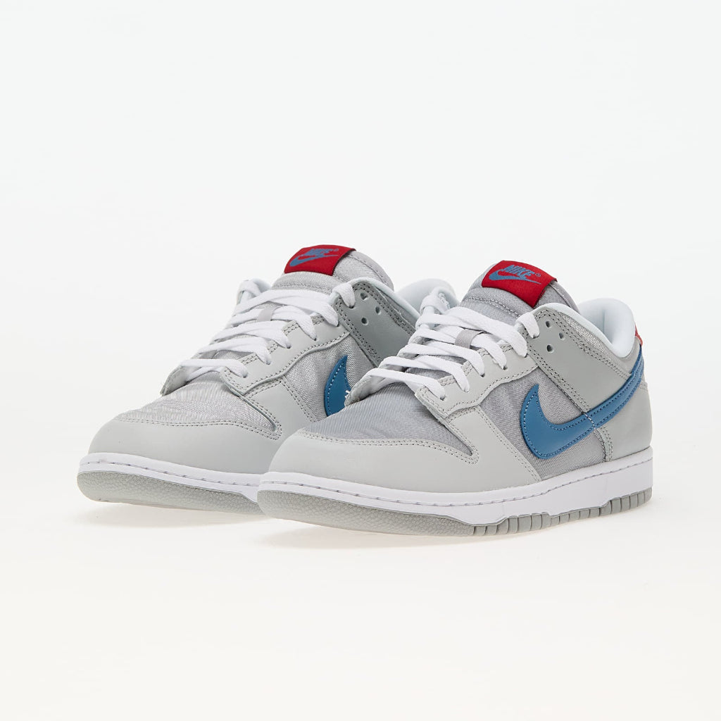 Pantofi sport Nike Dunk Low QS Metallic Silver Aegean Storm gri cu logo albastru și detalii roșii