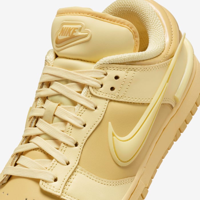 Pantofi sport Nike Dunk Low Twist Saturn Gold în nuanțe de galben cu design modern și șireturi asortate