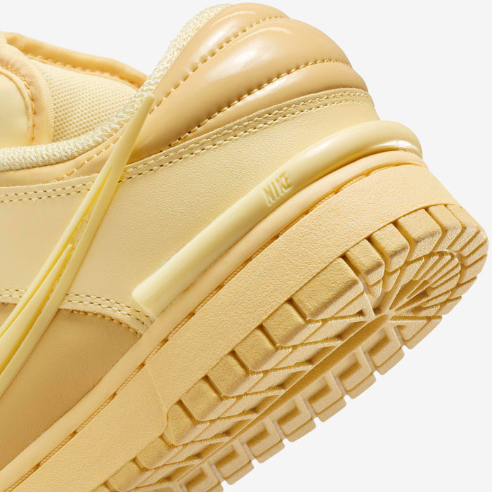 Detaliu talpa si lateralul pantofului Nike Dunk Low Twist Saturn Gold in nuante aurii deschise