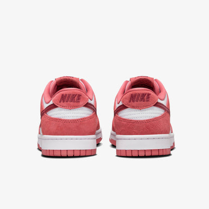 Pantofi Nike Dunk Low "Valentine's Day" în nuanțe de roșu și alb văzuți din spate